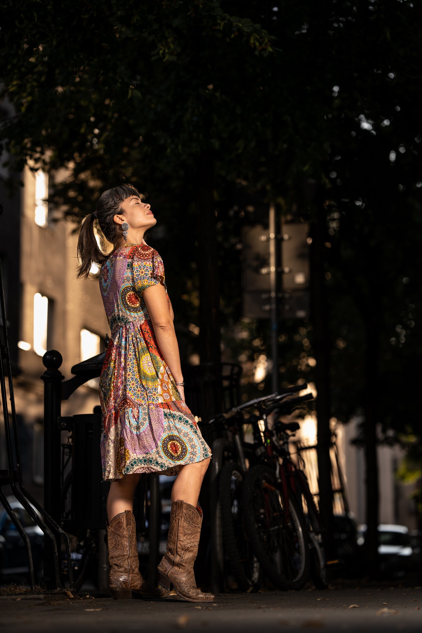 locker geschnittenes buntes Sommerkleid mit Ärmeln, rot bunt