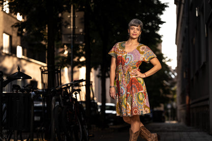 locker geschnittenes buntes Sommerkleid mit Ärmeln, rot bunt