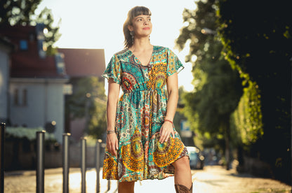 locker geschnittenes buntes Sommerkleid mit Ärmeln, bunt gelb türkis