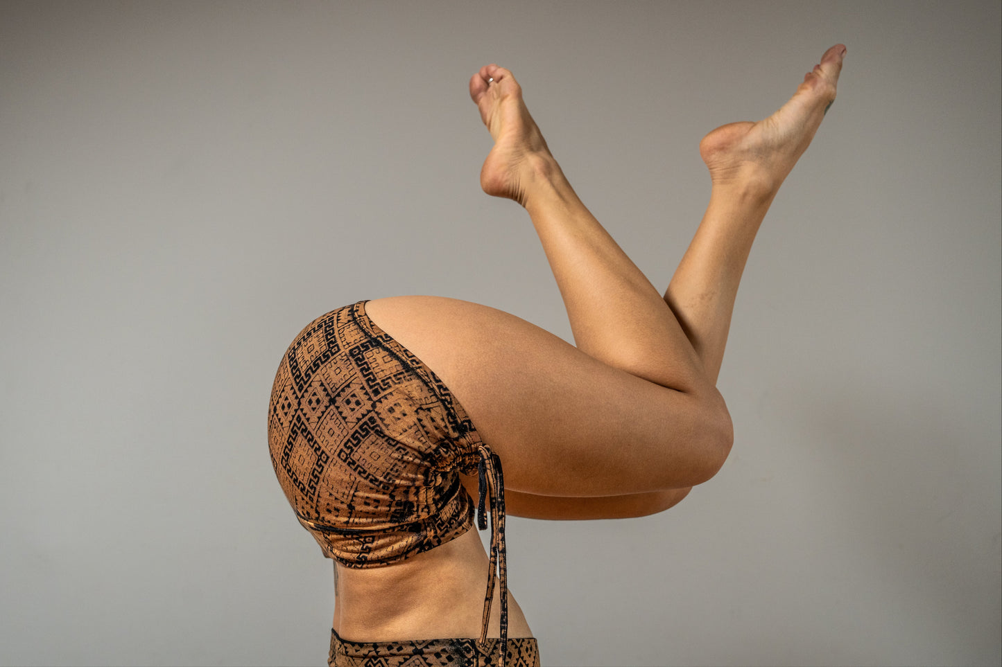 Batik Yoga Shorts mit geometrischem Muster in braun schwarz