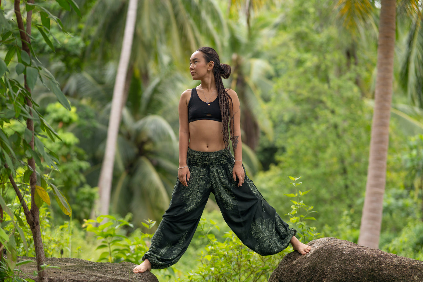 dunkelgrün gemusterte Pluderhose mit Taschen