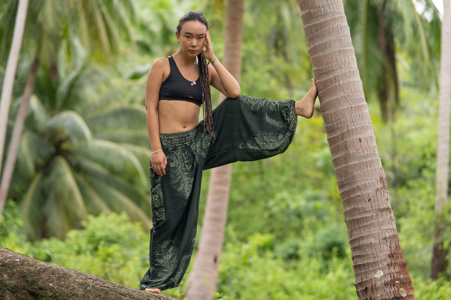 dunkelgrün gemusterte Pluderhose mit Taschen