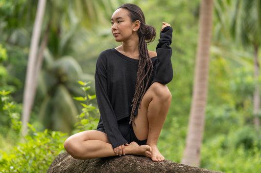 half-length, loose knitted top in black 