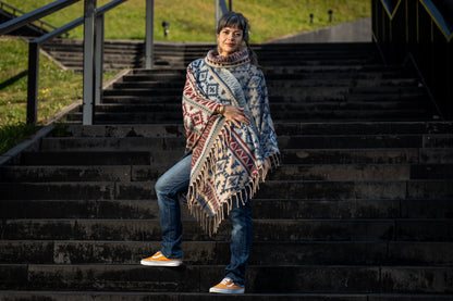 half-length, plain-colored knitted sweater with hood and thumbholes in rosé red 