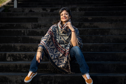 half-length, plain-colored knitted sweater with hood and thumbholes in rosé red 