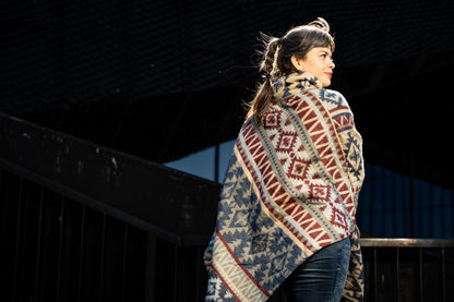 half-length, plain-colored knitted sweater with hood and thumbholes in rosé red 