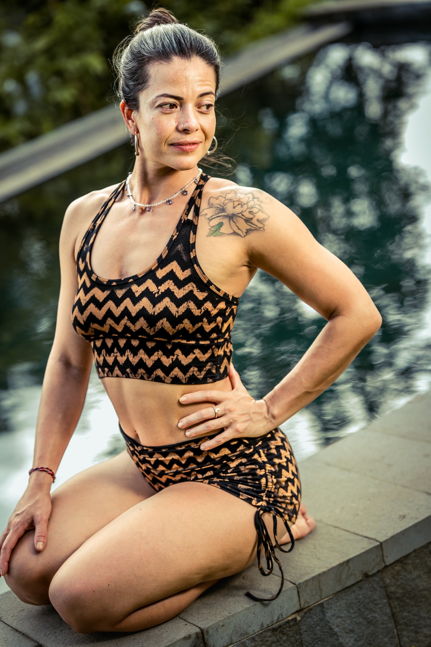 Yoga top with the pattern of the flower of life olive green 