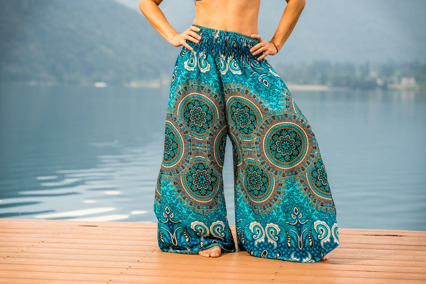 Boho Pluderhose Damen – lockere Sommerhose mit Mandala-Muster & Knotenfunktion in türkis orange weiss