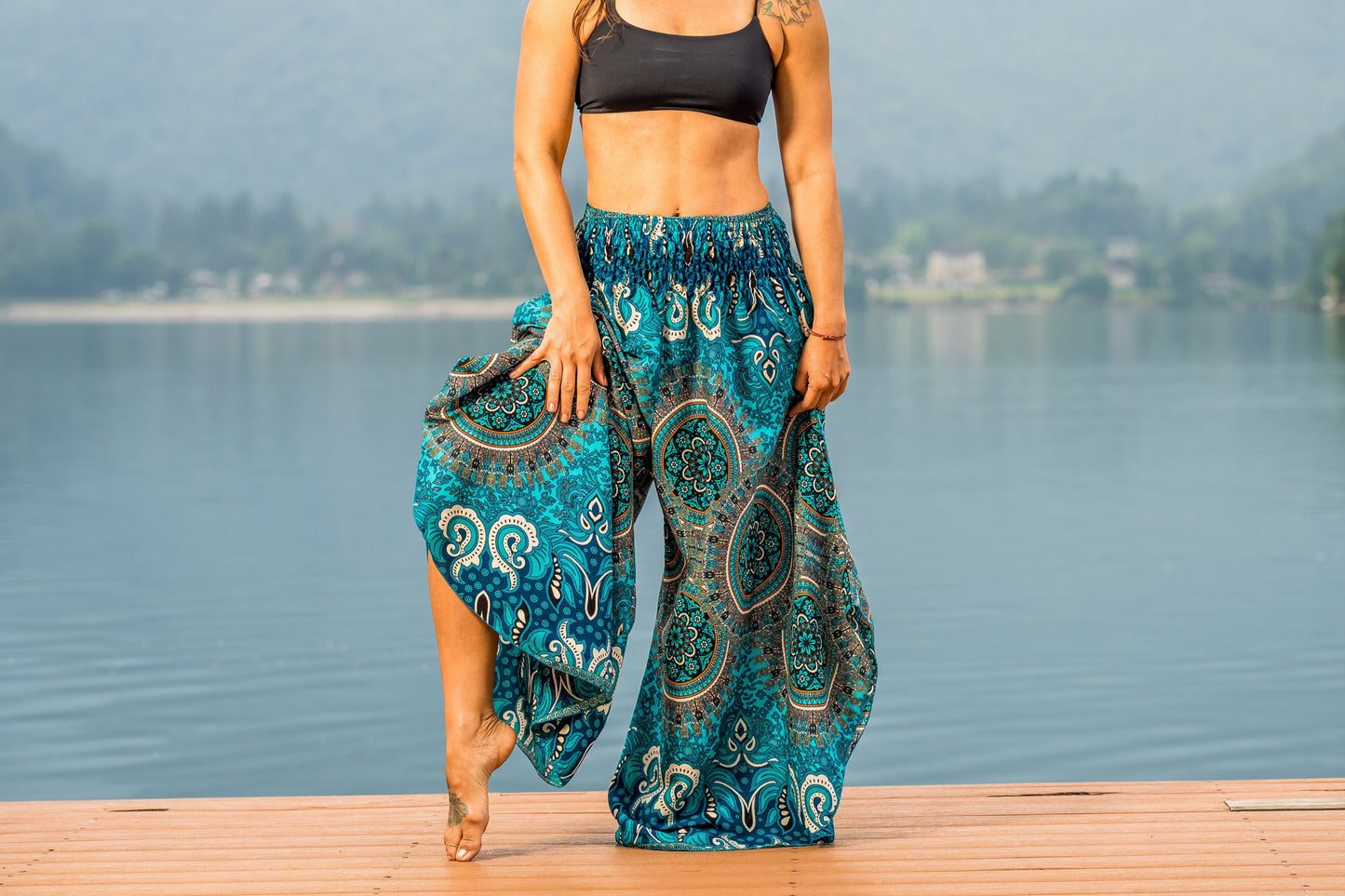 Boho Pluderhose Damen – lockere Sommerhose mit Mandala-Muster & Knotenfunktion in türkis orange weiss