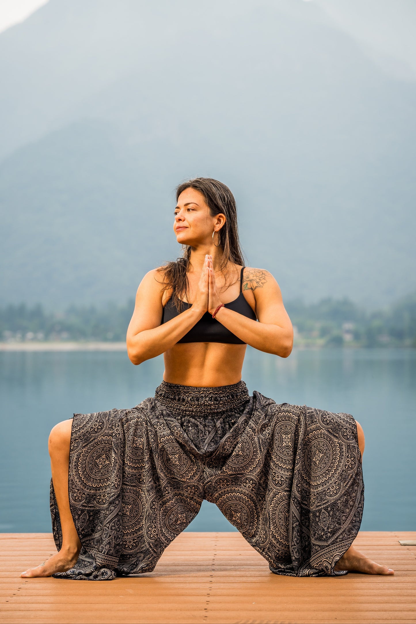 Boho Pluderhose Damen – lockere Sommerhose mit Mandala-Muster & Knotenfunktion in schwarz