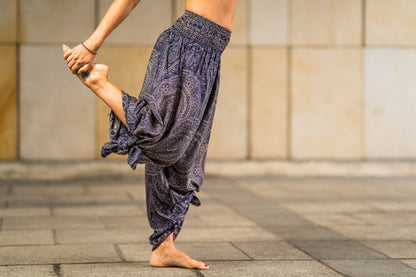 Boho Pluderhose Damen – lockere Sommerhose mit Mandala-Muster & Knotenfunktion in dunkelblau