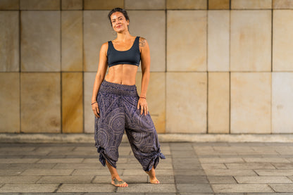 Boho Pluderhose Damen – lockere Sommerhose mit Mandala-Muster & Knotenfunktion in dunkelblau