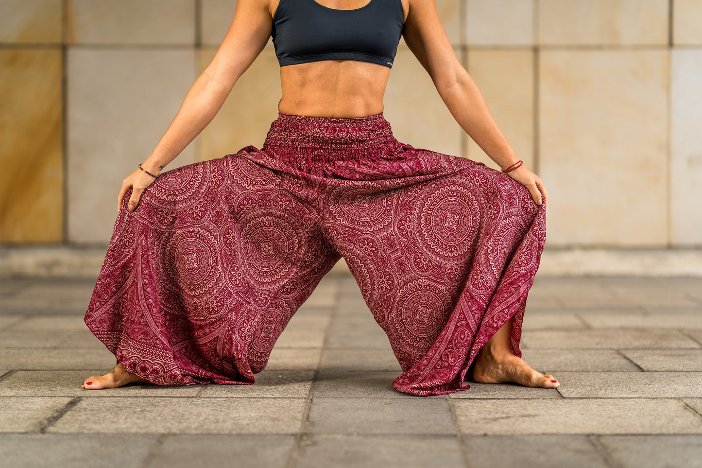 Boho Pluderhose Damen – lockere Sommerhose mit Mandala-Muster & Knotenfunktion in rot