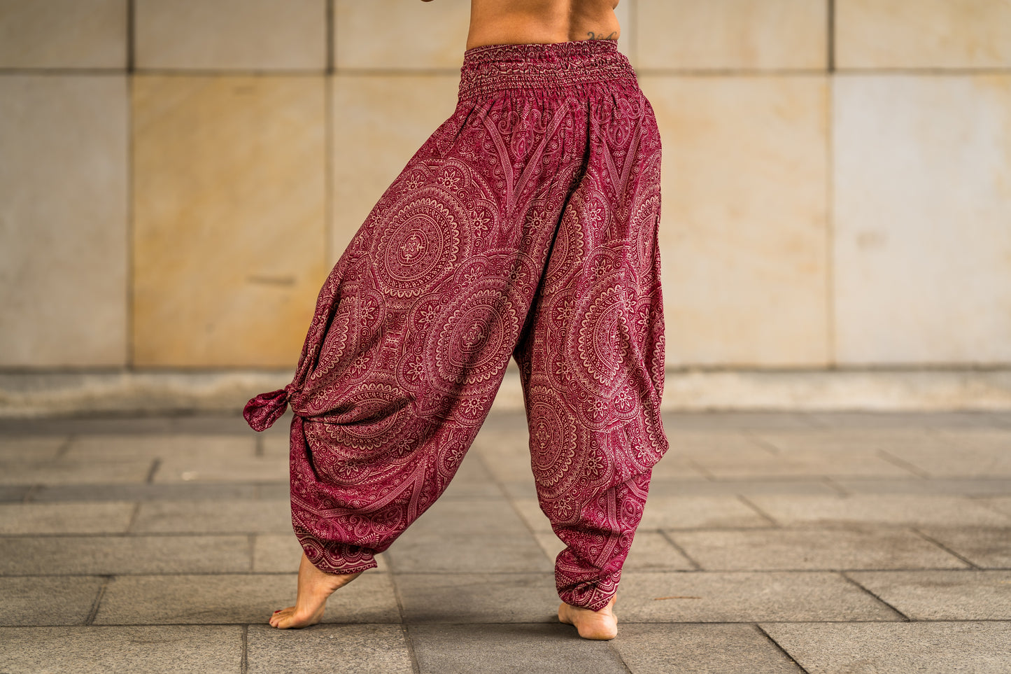 Boho Pluderhose Damen – lockere Sommerhose mit Mandala-Muster & Knotenfunktion in rot