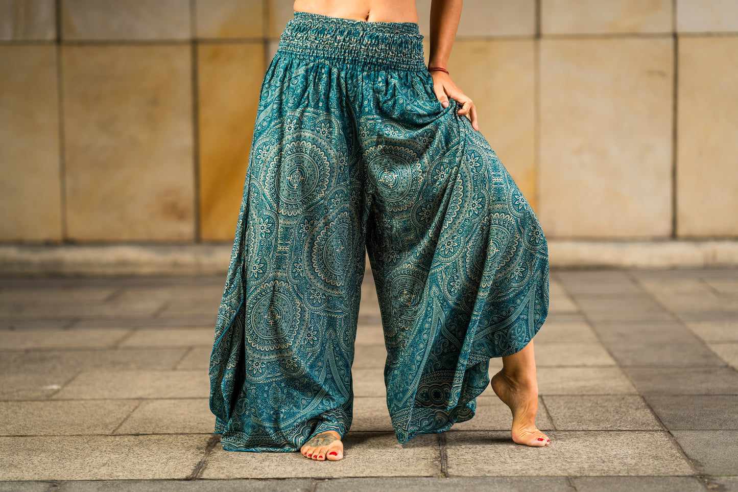 Boho Pluderhose Damen – lockere Sommerhose mit Mandala-Muster & Knotenfunktion in türkis