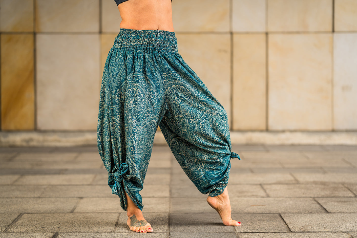 Boho Pluderhose Damen – lockere Sommerhose mit Mandala-Muster & Knotenfunktion in türkis