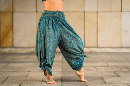 Boho Pluderhose Damen – lockere Sommerhose mit Mandala-Muster & Knotenfunktion in türkis