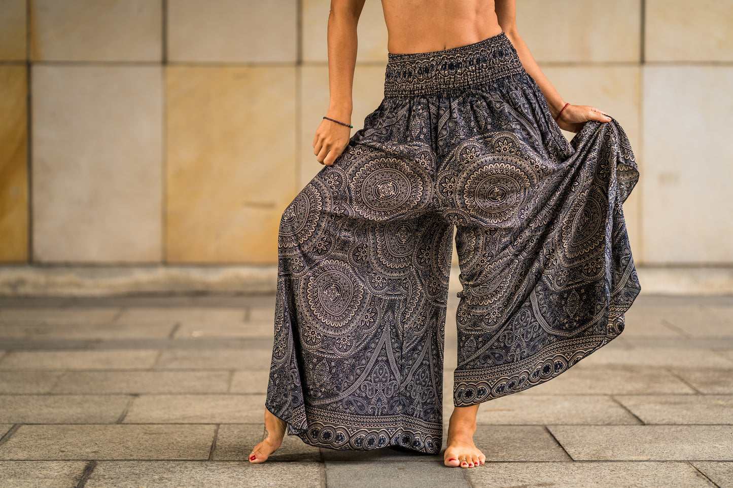 Boho Pluderhose Damen – lockere Sommerhose mit Mandala-Muster & Knotenfunktion in schwarz