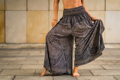 Boho Pluderhose Damen – lockere Sommerhose mit Mandala-Muster & Knotenfunktion in schwarz