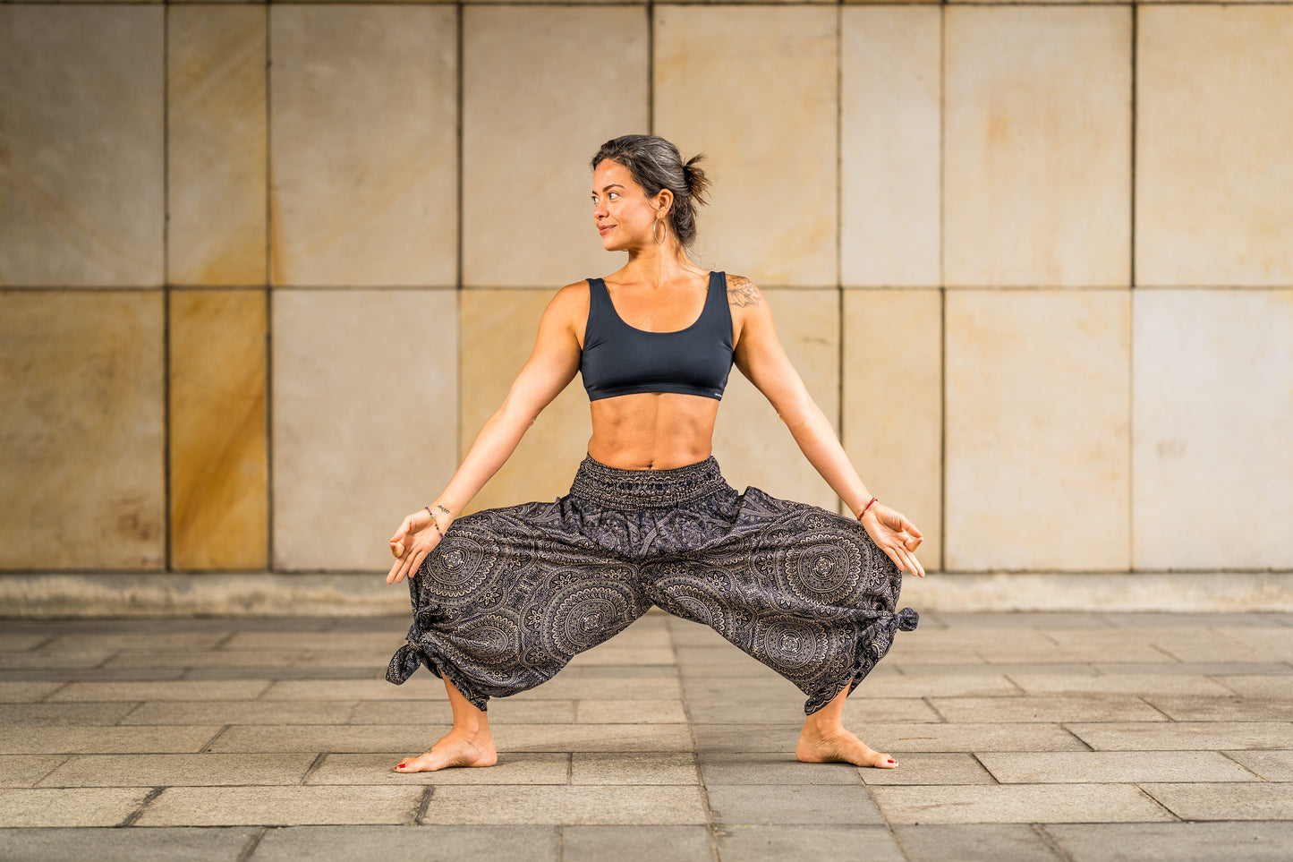 Boho Pluderhose Damen – lockere Sommerhose mit Mandala-Muster & Knotenfunktion in schwarz