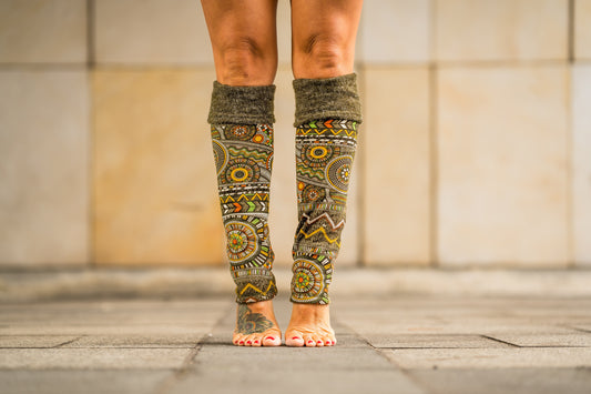 Boho Wendestulpen – Beinstulpen, Yoga & Tanz Stulpen, 4-in-1 Legwarmers Damen in olivegrün/ gemustert