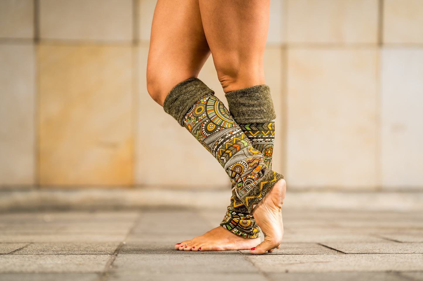 Boho Wendestulpen – Beinstulpen, Yoga & Tanz Stulpen, 4-in-1 Legwarmers Damen in olivegrün/ gemustert