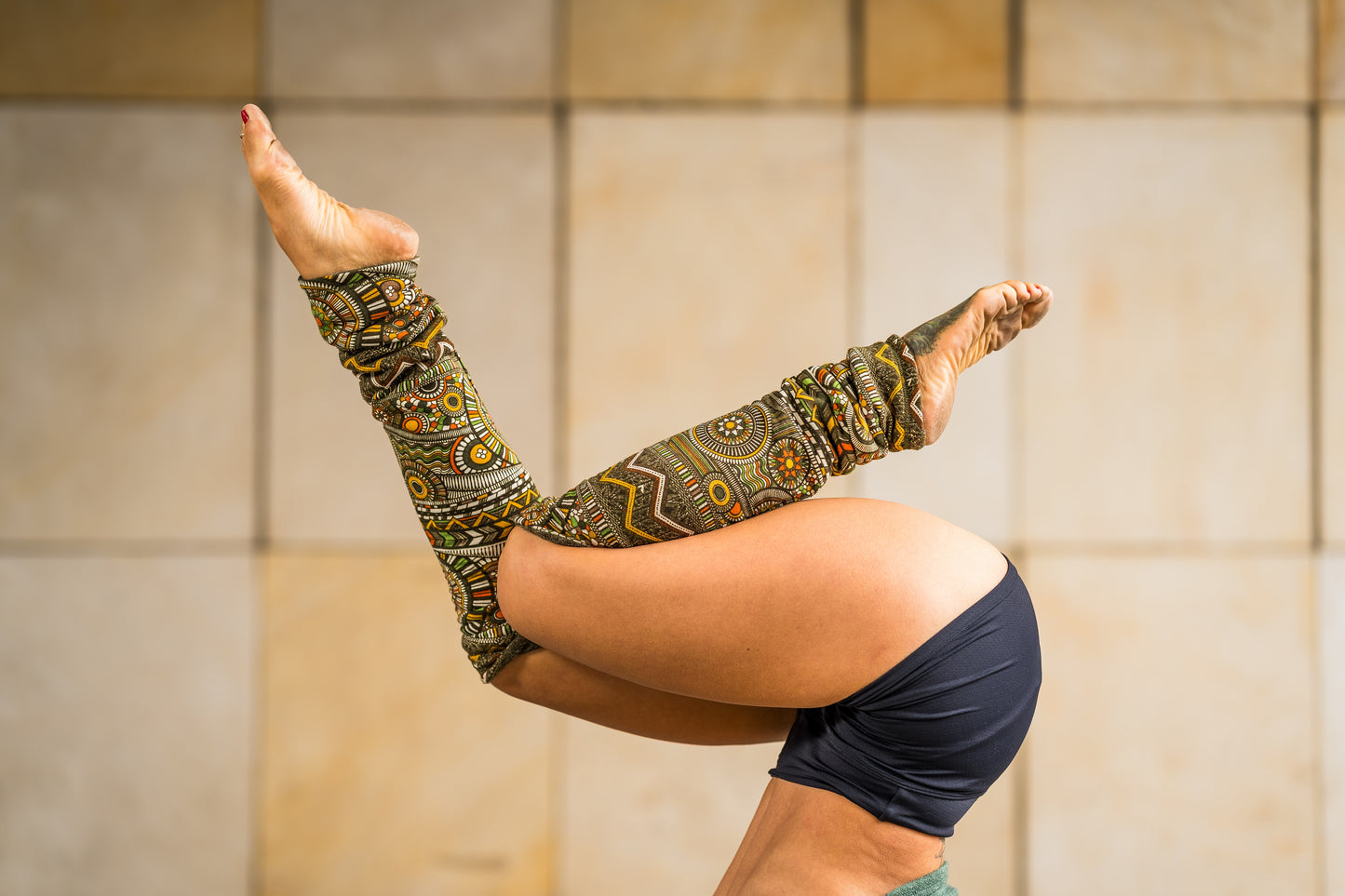 Boho Wendestulpen – Beinstulpen, Yoga & Tanz Stulpen, 4-in-1 Legwarmers Damen in olivegrün/ gemustert