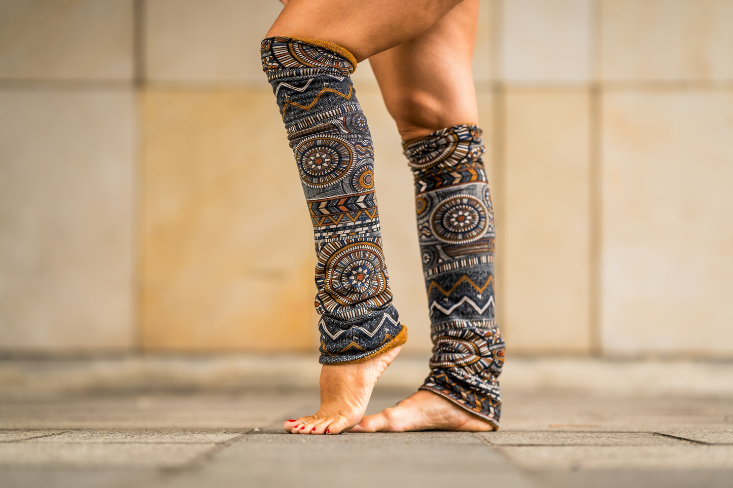 Boho Wendestulpen – Beinstulpen, Yoga & Tanz Stulpen, 4-in-1 Legwarmers Damen in beige/ gemustert