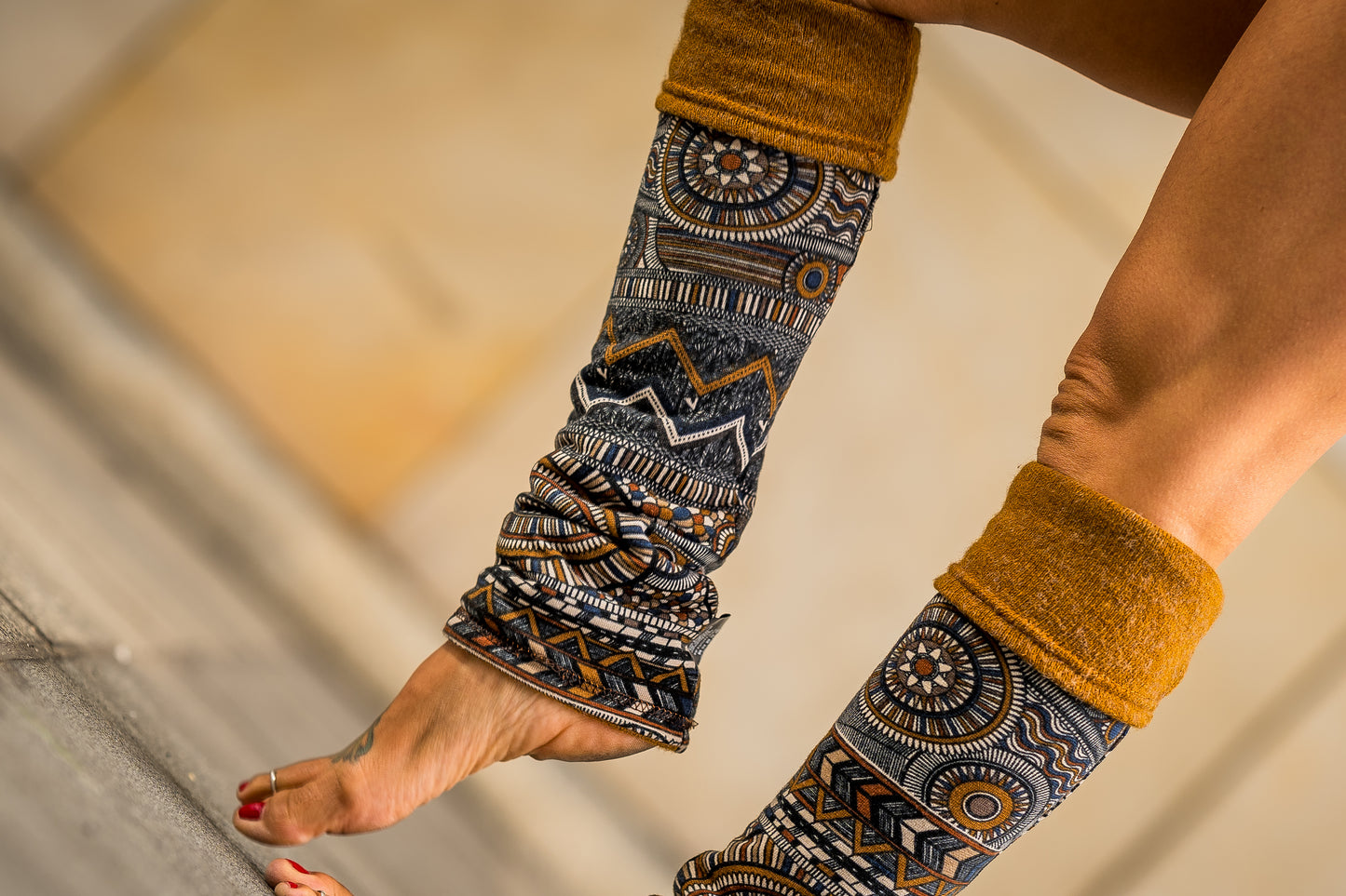 Boho Wendestulpen – Beinstulpen, Yoga & Tanz Stulpen, 4-in-1 Legwarmers Damen in beige/ gemustert