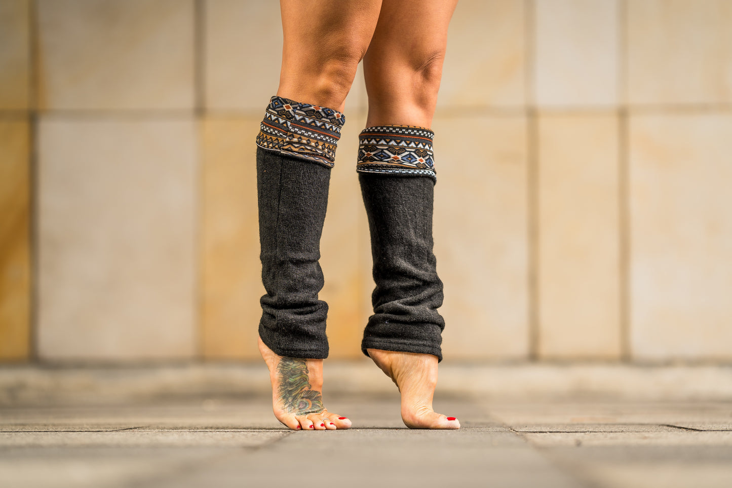 Boho Wendestulpen – Beinstulpen, Yoga & Tanz Stulpen, 4-in-1 Legwarmers Damen in schwarz/ gemustert