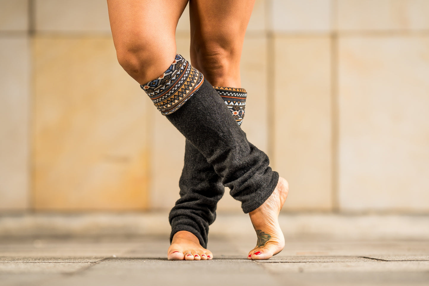 Boho Wendestulpen – Beinstulpen, Yoga & Tanz Stulpen, 4-in-1 Legwarmers Damen in schwarz/ gemustert