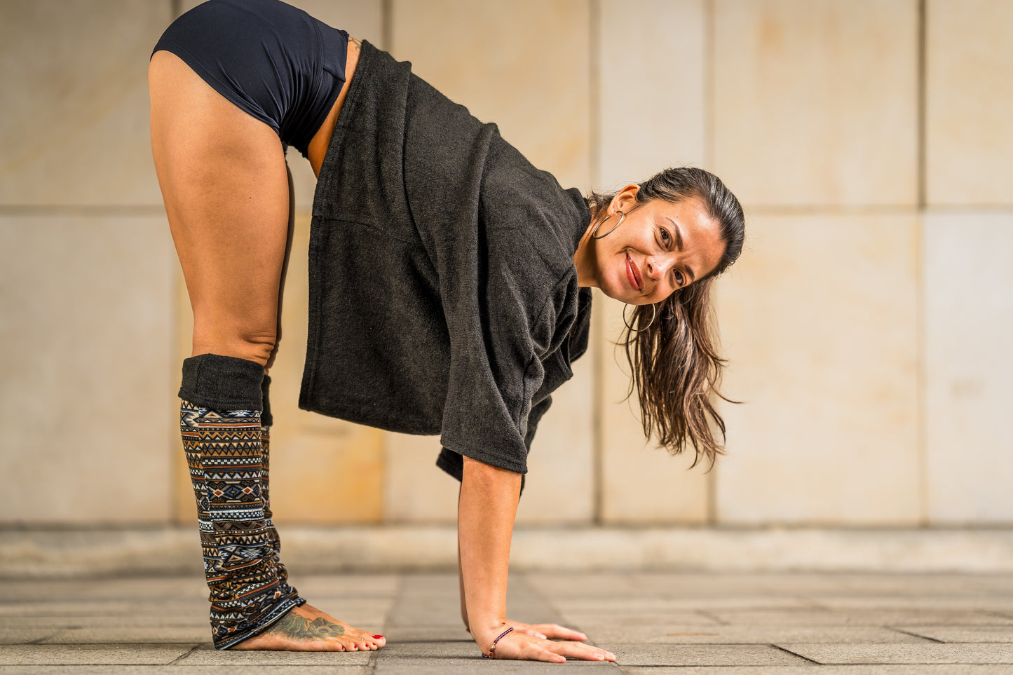 Boho Wendestulpen – Beinstulpen, Yoga & Tanz Stulpen, 4-in-1 Legwarmers Damen in schwarz/ gemustert