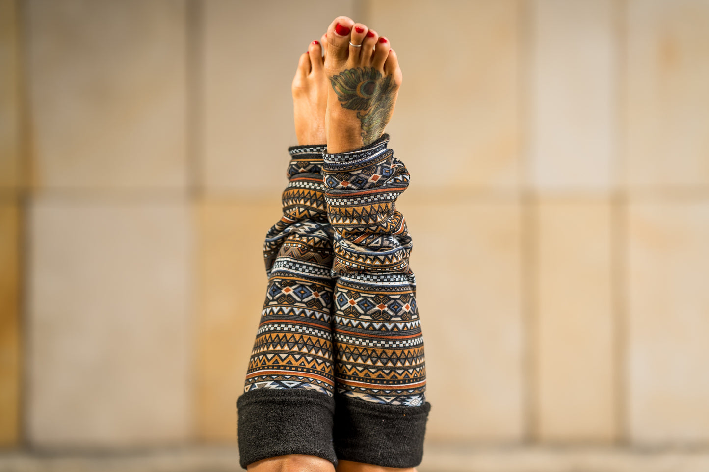 Boho Wendestulpen – Beinstulpen, Yoga & Tanz Stulpen, 4-in-1 Legwarmers Damen in schwarz/ gemustert