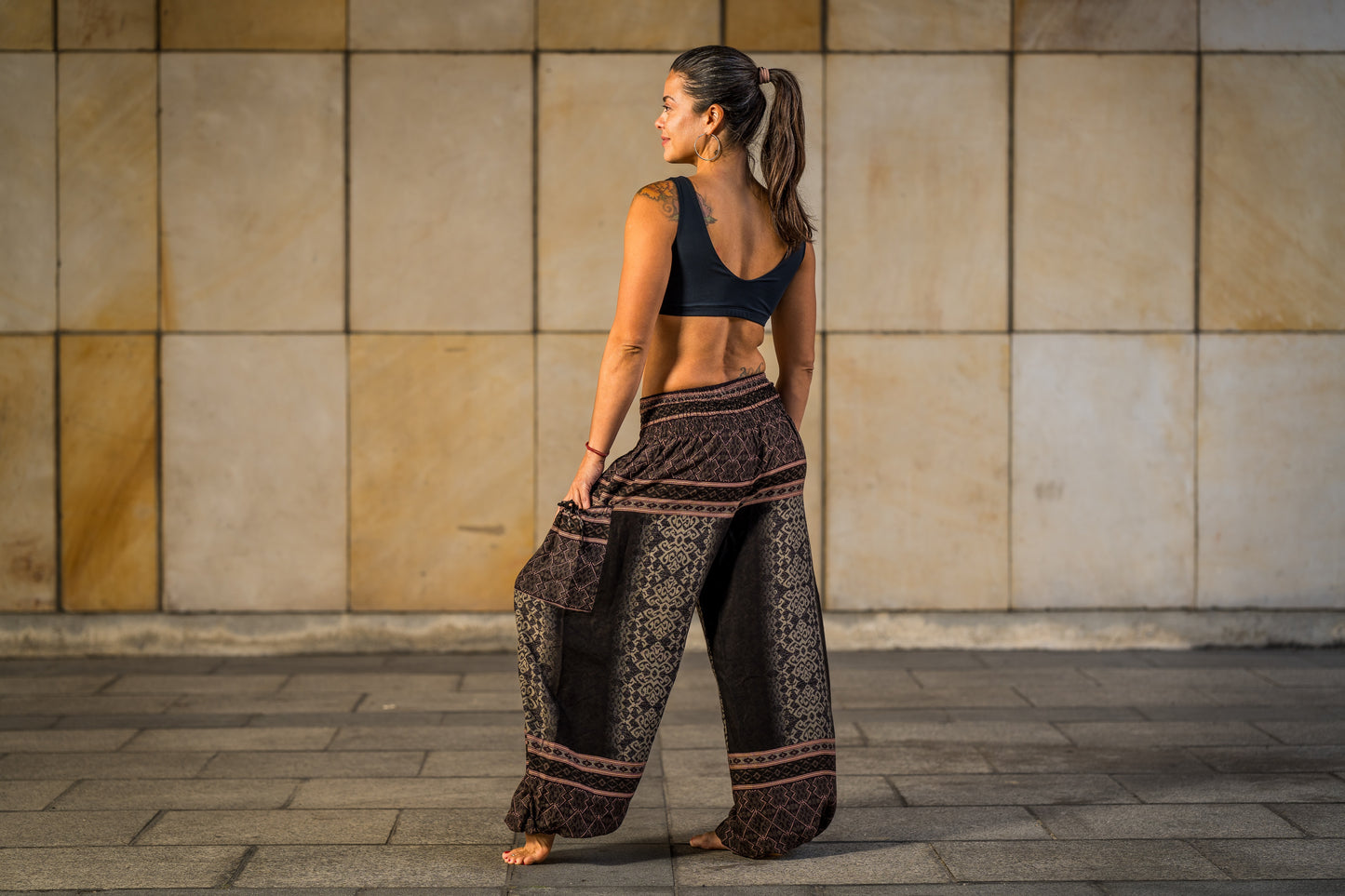 luftige Boho Pluderhose mit geometrischem Muster in schwarz braun mit Taschen