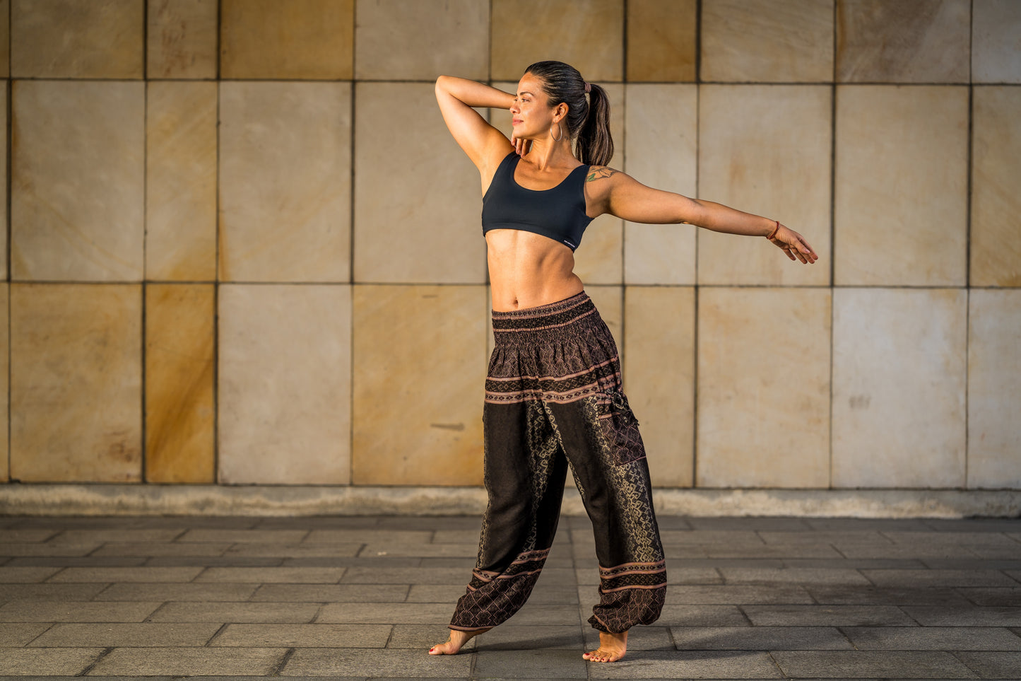 luftige Boho Pluderhose mit geometrischem Muster in schwarz braun mit Taschen