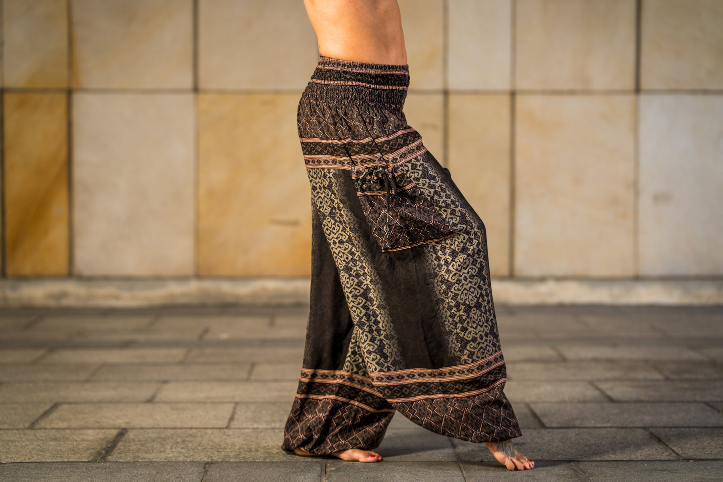 luftige Boho Pluderhose mit geometrischem Muster in schwarz braun mit Taschen