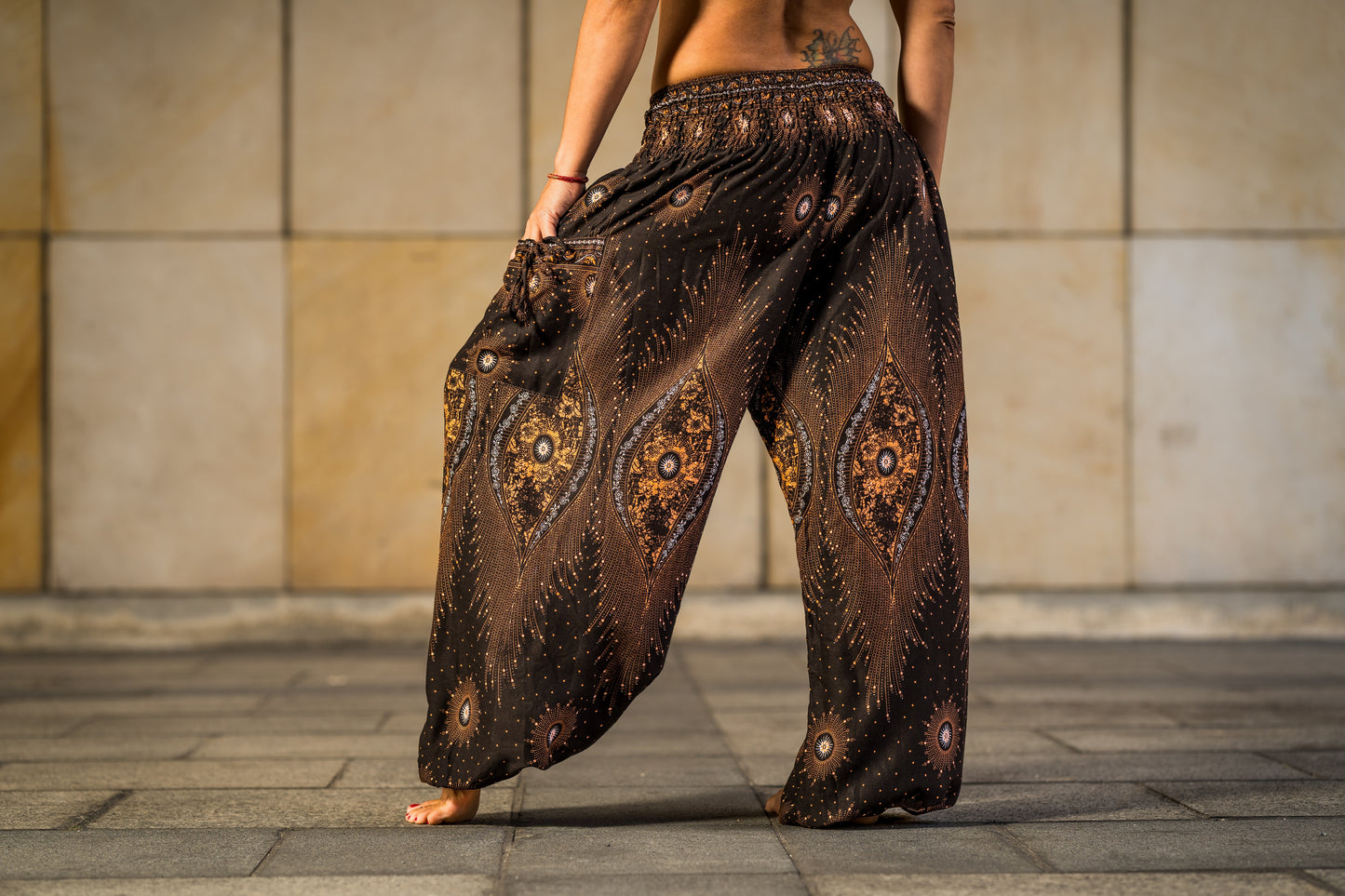 luftige Boho Pluderhose mit Pfauenmuster in Braun/Beige mit Taschen