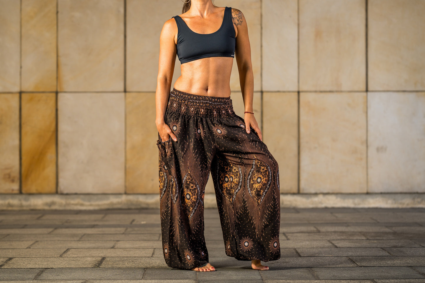 luftige Boho Pluderhose mit Pfauenmuster in Braun/Beige mit Taschen