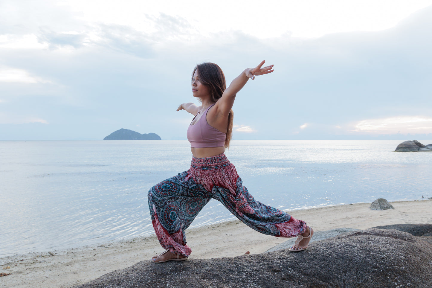 Airy harem pants with a peacock pattern in purple