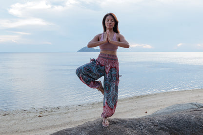 Airy harem pants with a peacock pattern in purple