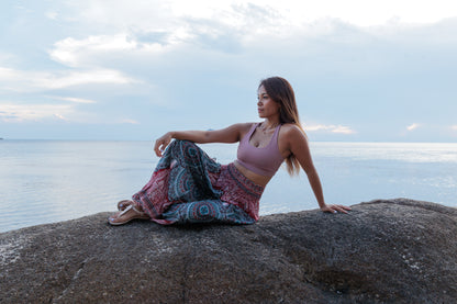 Airy harem pants with a peacock pattern in purple