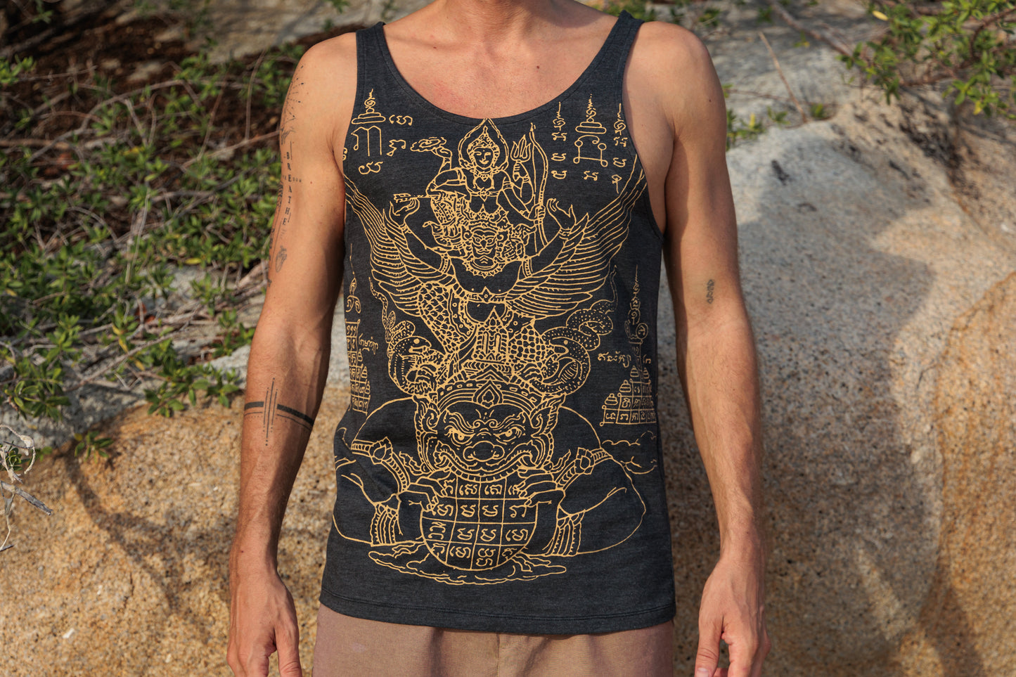 Sak Yant Muay Thai Tattoo Yantra Tanktop grau beige