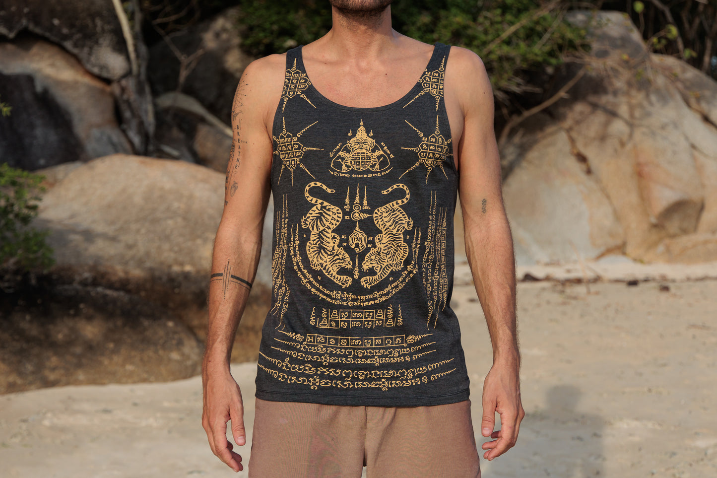 Sak Yant Muay Thai Tattoo Yantra Tanktop grau beige Tiger