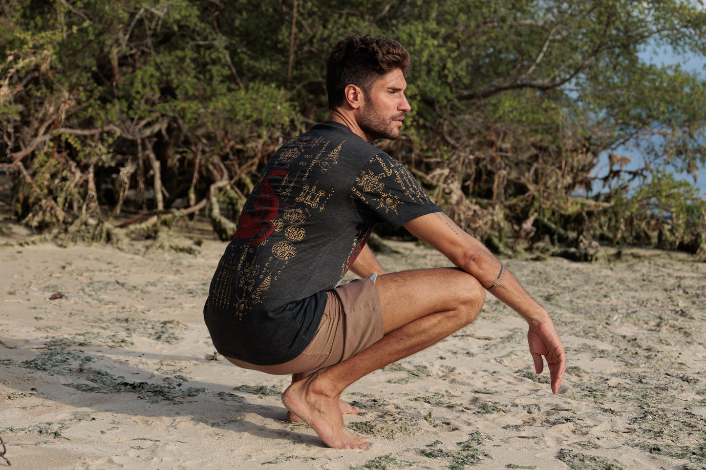 brown patterned t-shirt for men