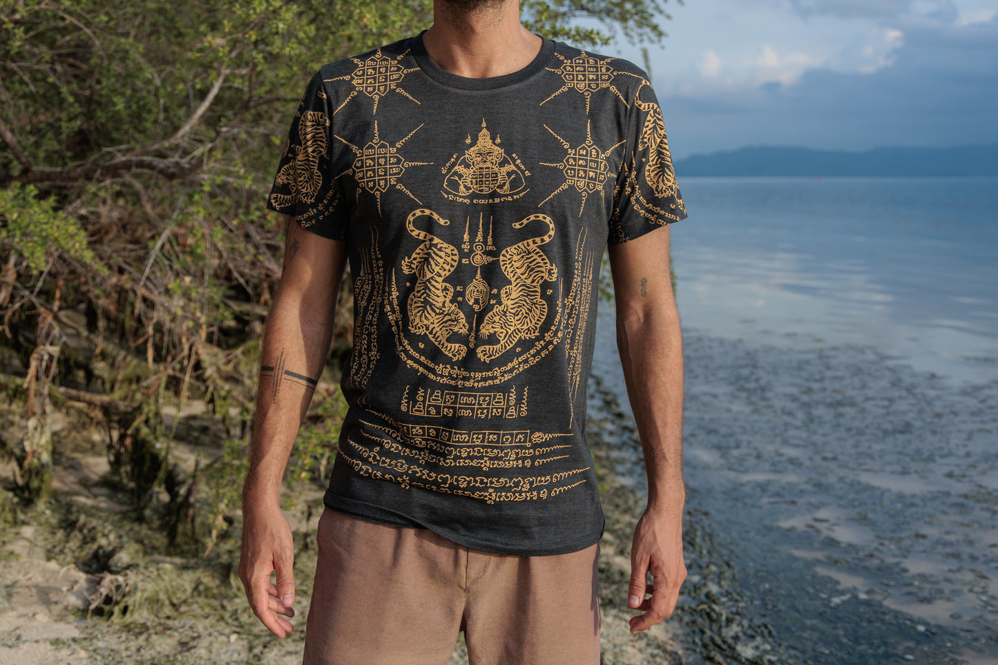 Sak Yant Muay Thai Tattoo Yantra T-Shirt grau beige Tiger