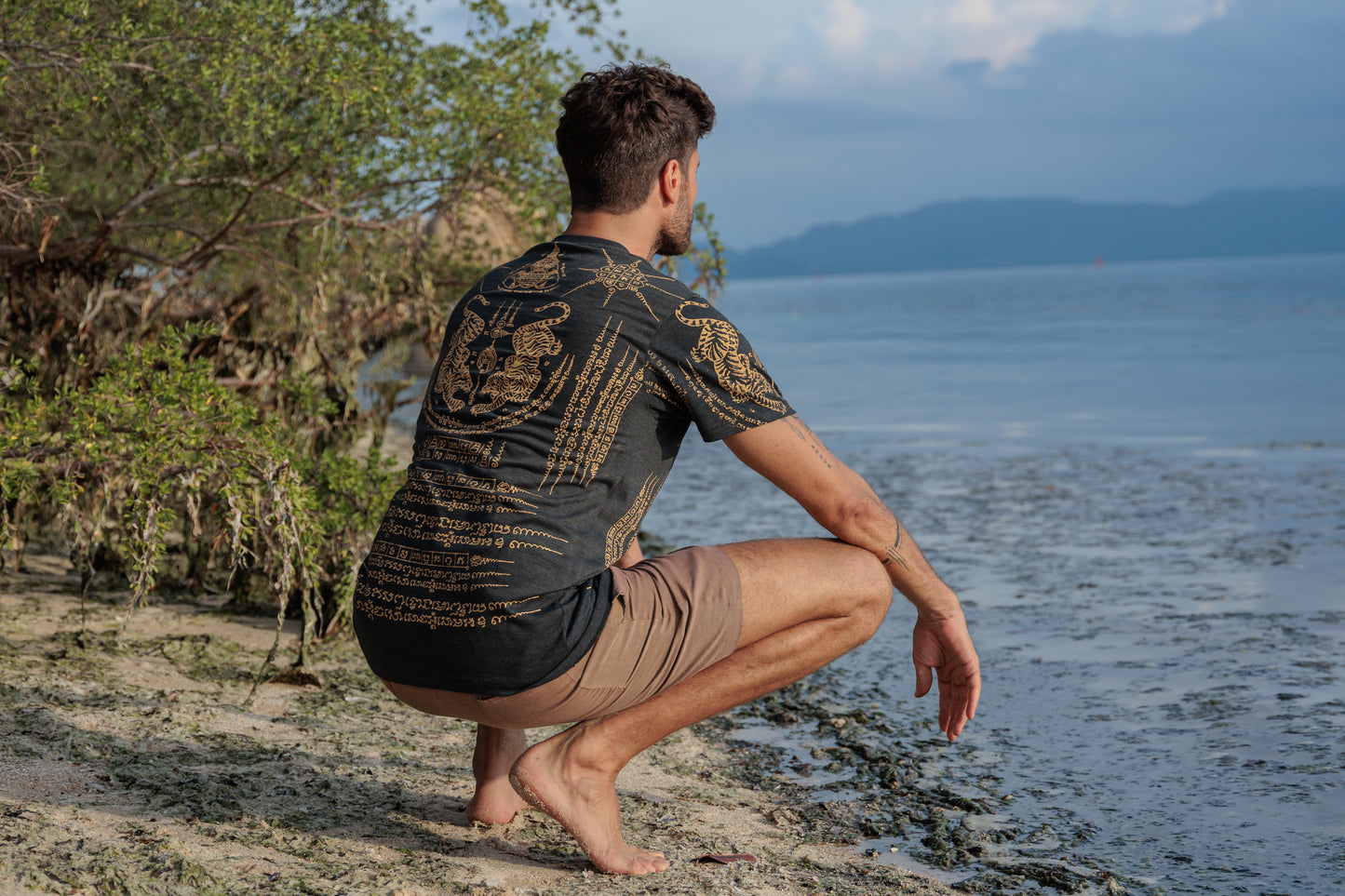 Sak Yant Muay Thai Tattoo Yantra T-Shirt grau beige Tiger