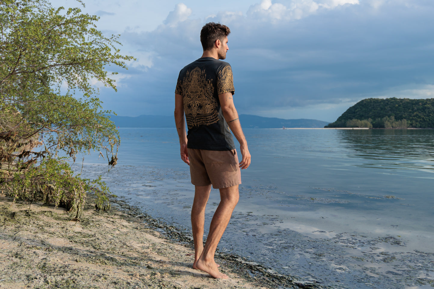 brown patterned t-shirt for men