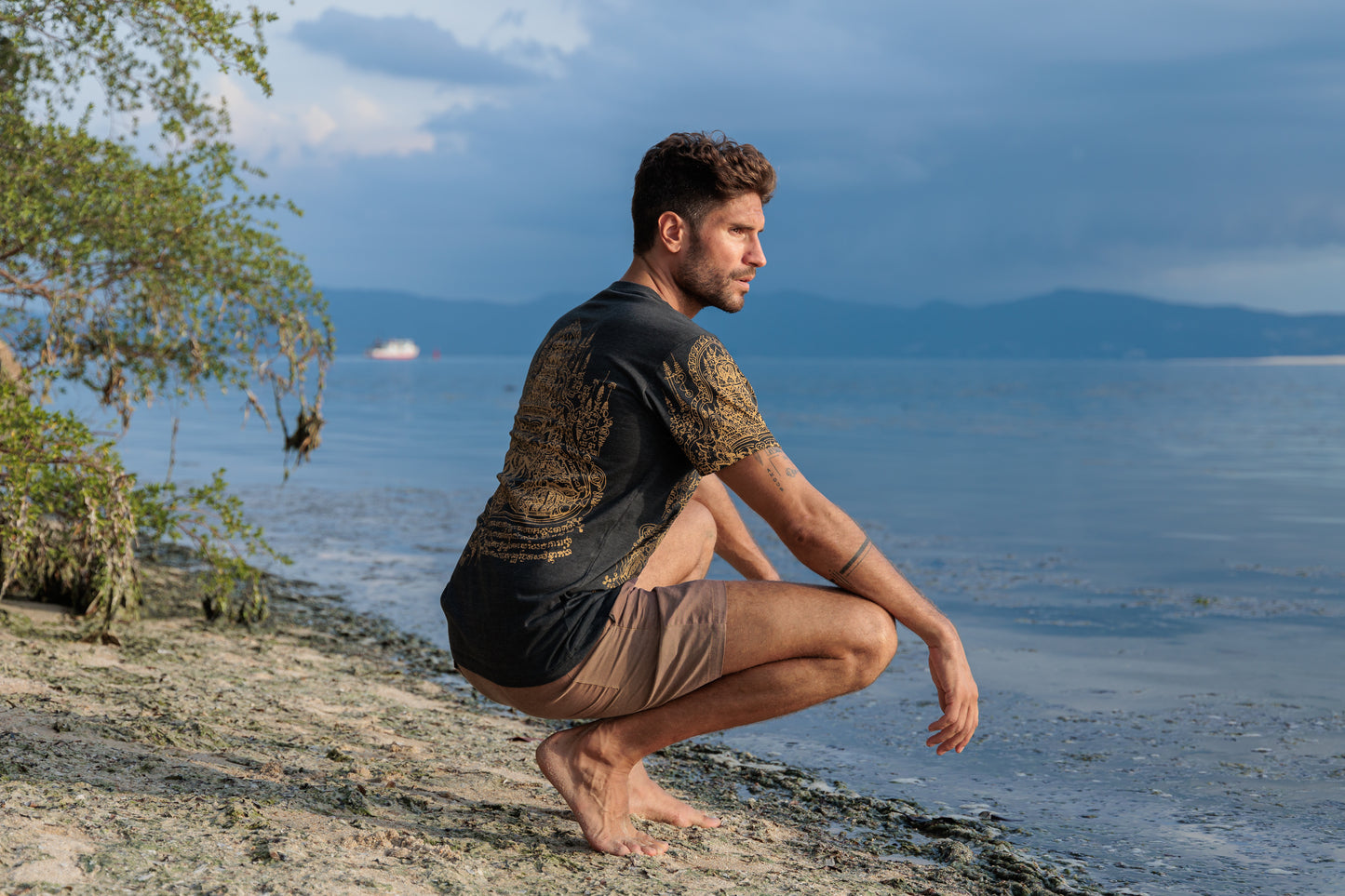 brown patterned t-shirt for men