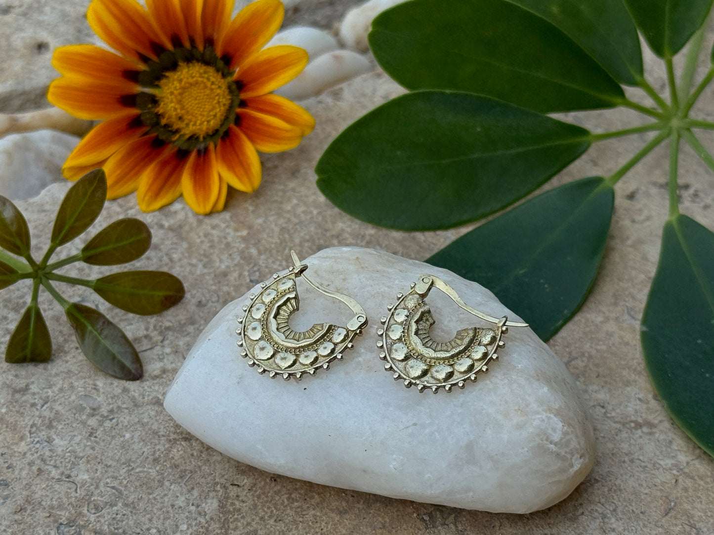 kleine orientalische Creolen aus Messing mit feinen Details