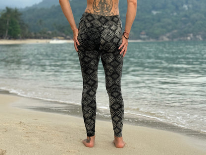 Batik Yoga Leggings mit geometrischem Muster in grau schwarz